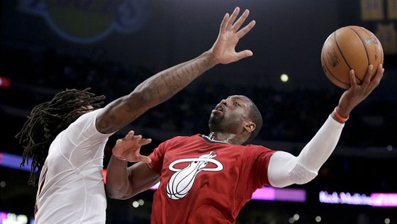 Dwyane Wade z Miami pi stelb, brání ho Jordan Hill z Los Angeles Lakers. 