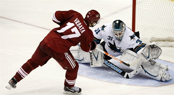 Radim Vrbata z Phoenixu v nájezdu na gólmana   Antti Niemiho ze San Jose.