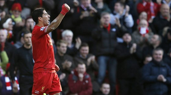 Útoník Liverpoolu Luis Suárez slaví svou trefu do sít Cardiffu.