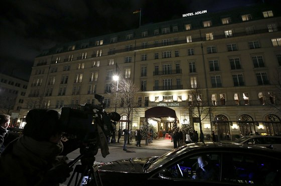 Ped berlínským hotelem Adlon, kde se po svém proputní z ruského vzení...