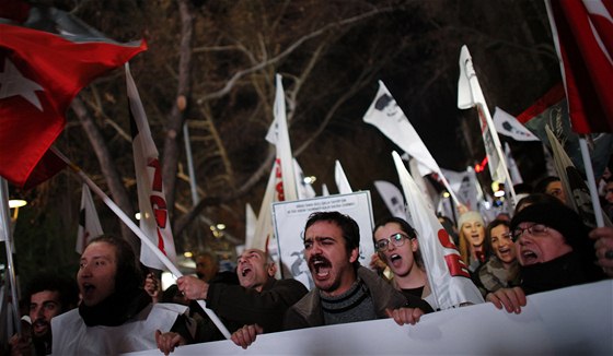 Demonstranti v centru Istanbulu poadovali demisi premiéra Recepa Tayyipa