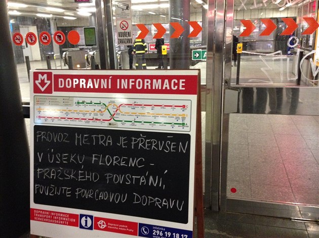 Pád ticetiletého mue do kolejit zastavil v nedli metro C mezi stanicemi...