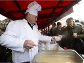 Loni jet rozléval polévku tehdejí primátor Bohuslav Svoboda.