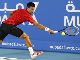 Novak Djokovi ve finle exhibinho turnaje v Ab Zab.