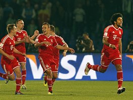 POB̎TE ZA MNOU. Dante (vpravo) z Bayernu Mnichov se ve finále MS klub trefil...