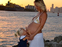 Zuzana Belohorcov s dcerou Salmou dva dny ped porodem syna (2013)