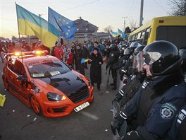 Bezpenostní sloky hlídkují u sídla prezidenta Viktora Janukovye za hlavním...