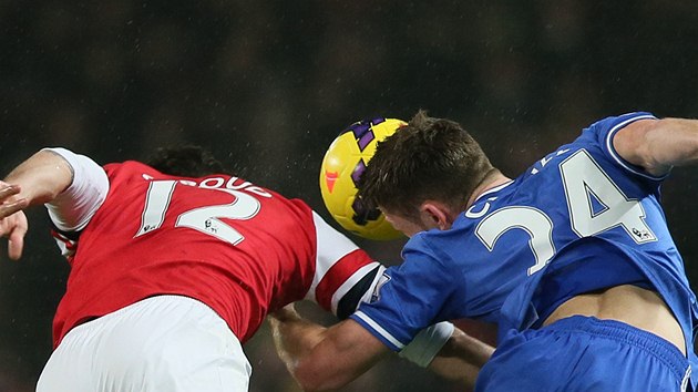 Olivier Giroud (vlevo) a Gary Cahill. 