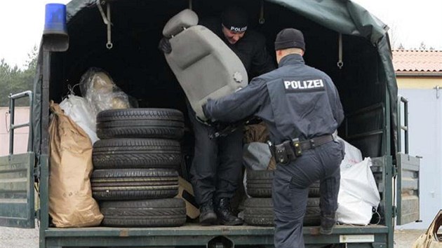 Ped Vnoci nmeck policie pevzala tak auta a dly nalezen pi domovnch prohldkch.