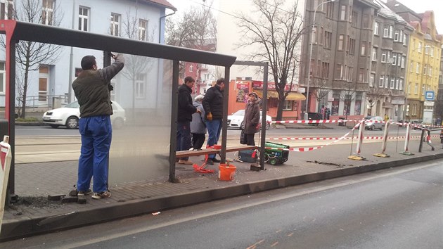 Opil idi najel do zastvky tramvaje na Klatovsk td v Plzni. Rno se zastvka opravovala (20. 12. 2013)