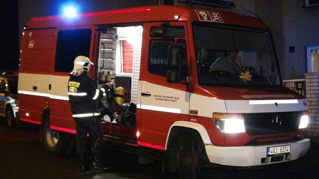Rodina v praskch Steovicch se piotrvila plynem. Na mst zasahovali hasii, policist i zchrann sluba (25. prosince 2013)