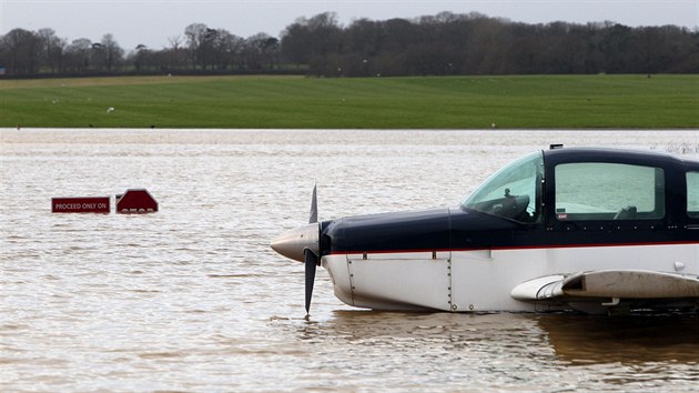 D隝 a zplavy komplikovaly leteckou i pozemn dopravu (26. prosince)