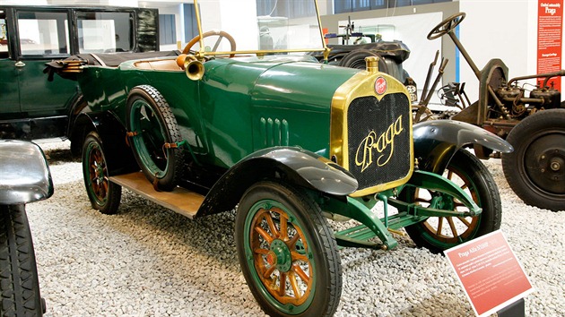 Praga Alfa 5/15HP (1913) s kapalinou chlazenm tydobm tyvlcovm motorem SV. Zdvihov objem 1 130cm3, vkon 11 kW, maximln rychlost 55 km/h.