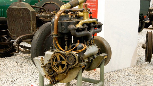 Motor Praga IX (1911). adov kapalinou chlazen tydob tyvlcov motor s rozvodem ventil SV, zdvihovm objemem 4 396 cm3 a vkonem 29,4 kW. V roce 1911 bylo v automobilce postaveno celkem pt osobnch voz s tmito motory.