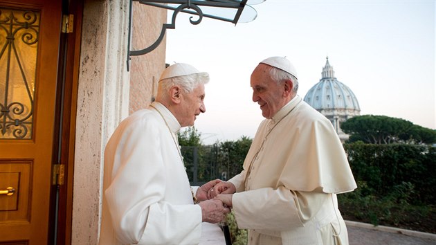 Pape Frantiek navtvil v pondl svho pedchdce, emeritnho papee Benedikta XVI. (23. prosince 2013)