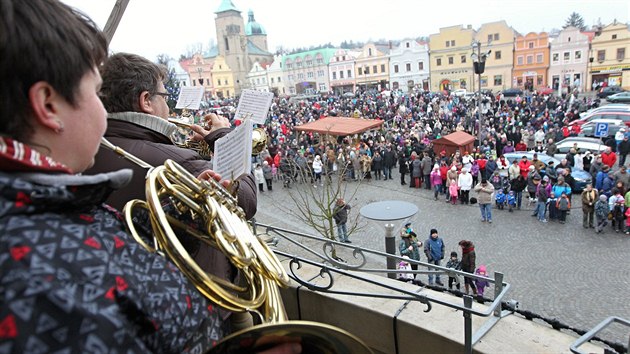 Pvodn muzikanti troubili z ve kostela, jene to byla za mraz ehole (24. prosince 2013)