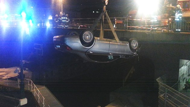 Z Hlvkova mostu v Praze spadl Mercedes, idii se nic nestalo (23. prosince 2013).
