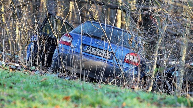 Policie u Ladronky dostihla a zatkla dva podezel mue, kte prchali kradenm autem.