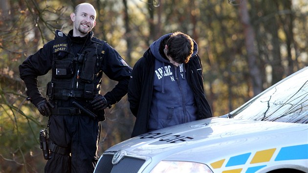 Policie u Ladronky dostihla a zatkla dva podezel mue, kte prchali kradenm autem.