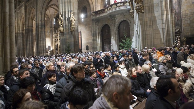 Plnon me v novm osvtlen pilkala do katedrly sv. Vta davy lid. (24. prosince 2013)