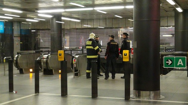 Pd ticetiletho mue do kolejit zastavil v nedli metro C mezi stanicemi Praskho povstn a Florenc. (29. prosince 2013)