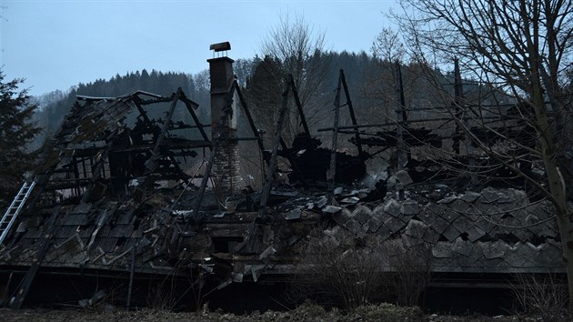 V podkrov rodinnho domu v Klterci nad Orlic, nali hasii po uhaen poru ohoel lidsk tlo.