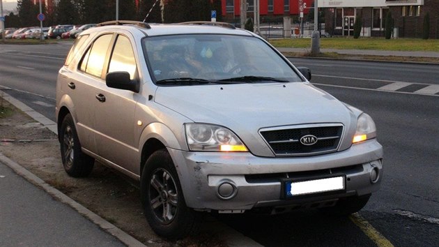 Praaka s opakovanm zkazem zen nevhala znovu sednou do svho auta. Igelit msto okna vak pithl pozornost policie.