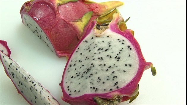 Pitahaya m blou duninu se spoustou drobnch ernch semnek.