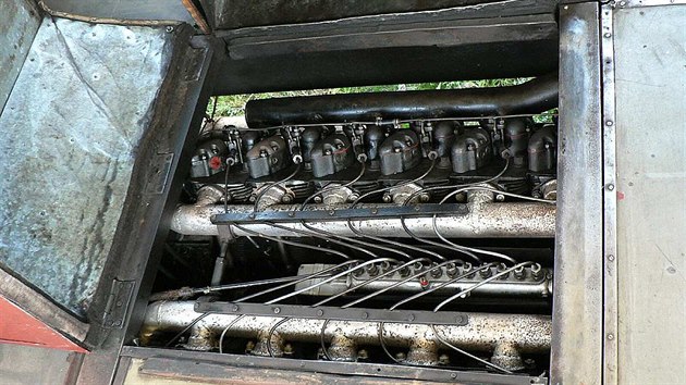 Srdcem motorku byl dvanctivlcov vzduchem chlazen dieselov motor Tatra T 301. Jednalo se o upraven motor pouvan v nkladnch automobilech Tatra 111.