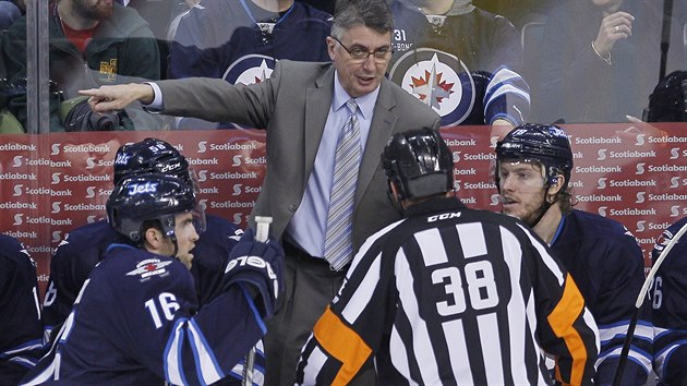 DEBATA S ROZHODM. Claude Noel, kou hokejist Winnipeg, diskutuje se sudm v prbhu zpasu NHL.