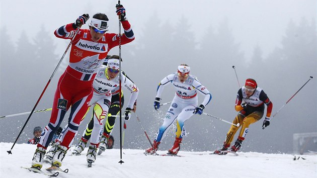 V ELE. Norsk bkyn na lych Marit Bjrgenov vede balk zvodnic ve sprintu v Oberhofu. 
