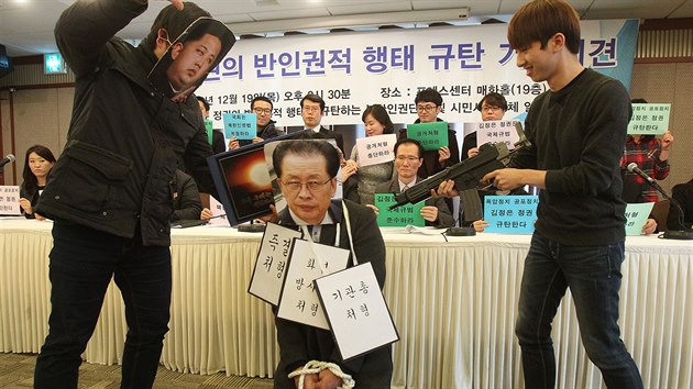 Student v masce Kim ong-una dv palec dol studentovi s maskou vdcova strce ang Song-tcheka, kter byl popraven. Scnku sehrli ve tvrtek 19. prosince na tiskov konferenci k poruovn lidskch prv v KLDR v jihokorejskm Soulu.
