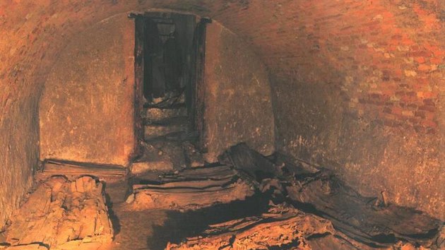 V jedn z komor krypty pod kostelem nalezli archeologov zcela neekan cel devn rakve. Jejich vka byla malovna dekorativnmi motivy, rakv bylo nakonec 24.