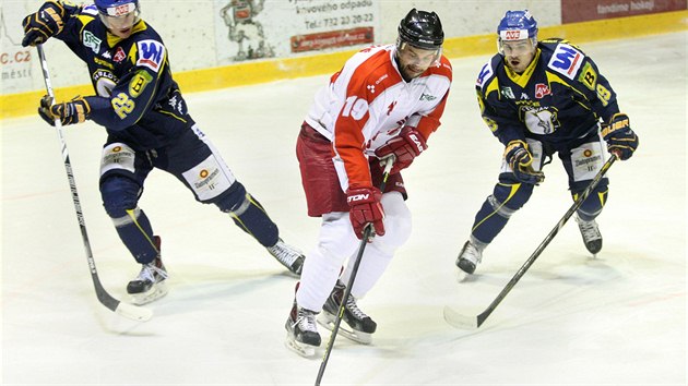 MEZI DVMA. Richard Divi z Olomouce (uprosted) se v duelu proti st nad Labem ocitl v nezvidnhodn situaci. Obrat o kotou ho chtli hned dva protihri - Vladimr Bro (vlevo) a Tom Vvra.