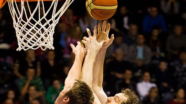 Momentka z basketbalovho duelu Pardubice vs. Nymburk