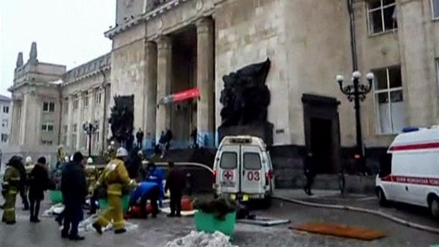 Fotografie pozen mobilnm telefonem ukazuj minuty po sebevraednm atenttu v budov vlakovho ndra ve Volgogradu. Vbuch si vydal nejmn 18 obt. 