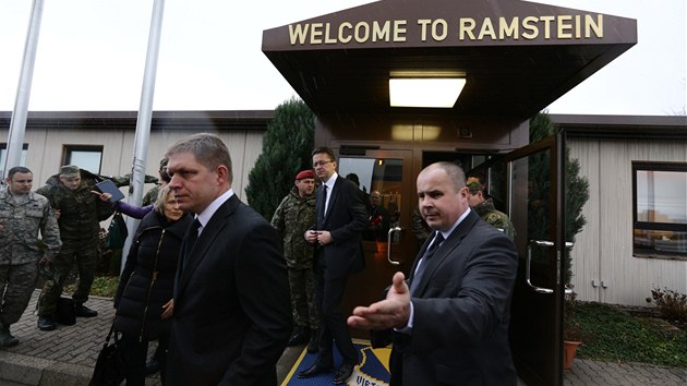 Slovenskou delegaci, kter piletla do nmeckho Ramsteinu vyzvednout tla dvou padlch vojk, vedli premir Robert Fico (vlevo) a ministr obrany Martin Glv. 