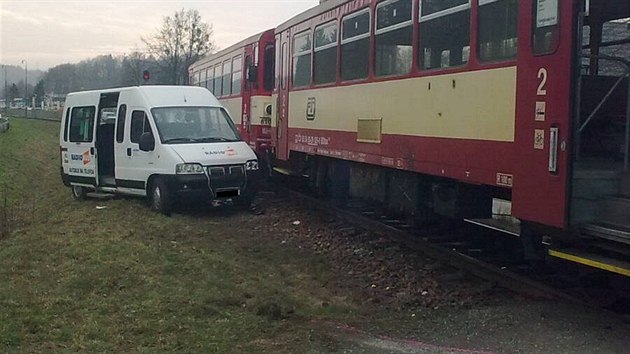 Nehoda osobnho vlaku a mikrobusu v Rychnov nad Knnou (20.12.2013).