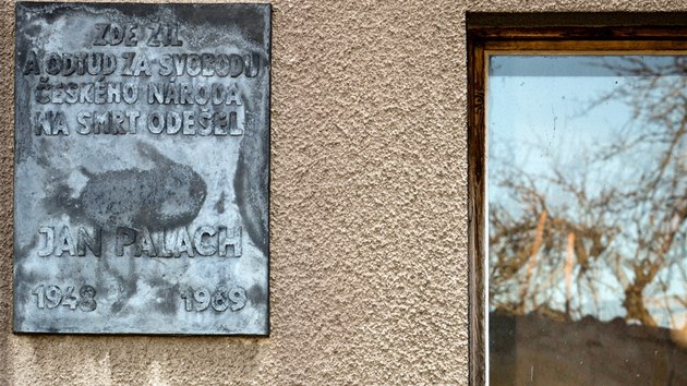 Palachova pamtn deska na fasd jeho rodnho domu ve Vetatech.