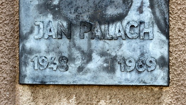 Palachova pamtn deska na fasd jeho rodnho domu ve Vetatech.