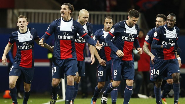 PA͎SK KOMANDO. Fotbalist PSG se raduj z glu Zlatana Ibrahimovice (druh zleva) proti Lille.