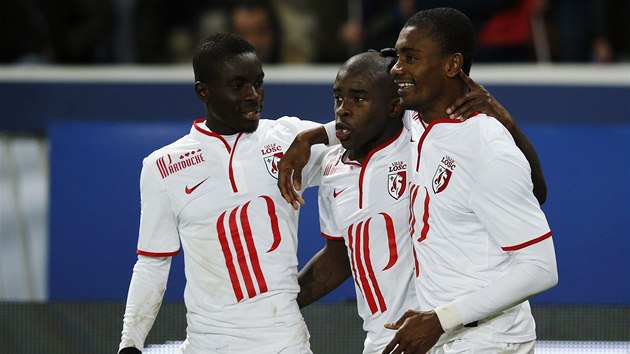 STELCI LILLE. Na stadionu Paris St. Germain skrovali za Lille Rio Mavuba (uprosted) i Salomon Kalou (vpravo).