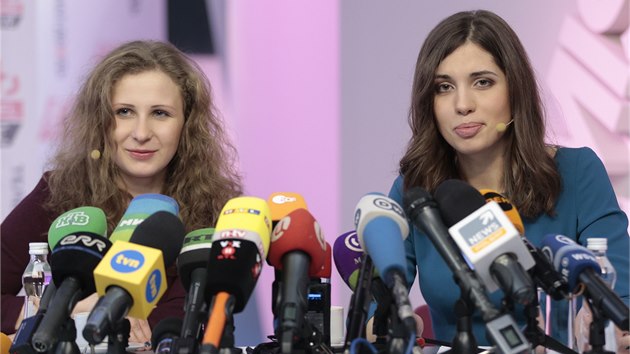 Marija Aljochinov (vlevo) a Nadda Tolokonnikovov na tiskov konferenci. 