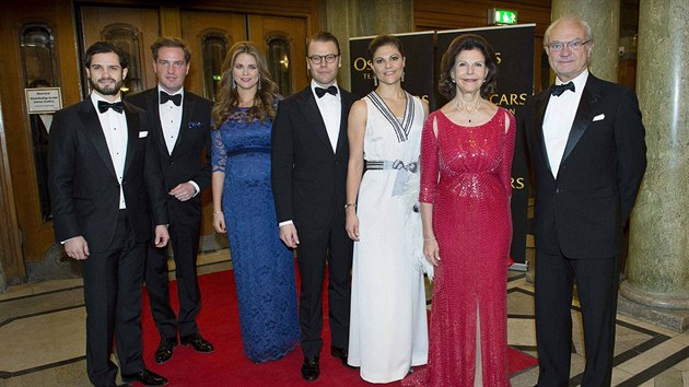 vdsk krlovsk rodina: princ Carl Philip, Christopher O'Neill, thotn princezna Madeleine, princ Daniel, korunn princezna Victoria, krlovna Silvia a krl Carl XVI. Gustaf (19. prosince 2013)