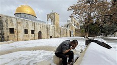 Palestinský muslim se chystá k modlitbě u Skalnído dómu na Chrámové hoře. Palestinský muslim se chystá k modlitbě u Skalnído dómu na Chrámové hoře.