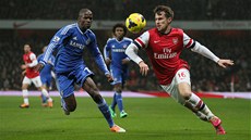 Aaron Ramsey (vpravo) se ene do útoku, sleduje ho Ramires.