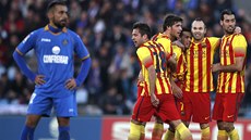 JE VYROVNÁNO. Fotbalisté Barcelony oslavují druhý gól Pedra, který proti Getafe...