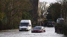 Od začátku týdne zemřelo v Británii v důsledku silného větru a deště podle... Od začátku týdne zemřelo v Británii v důsledku silného větru a deště podle...