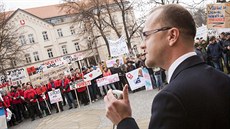 Hejtman Martin Netolický slíbil, že se kraj začne zabývat školami už vážněji. Hejtman Martin Netolický slíbil, že se kraj začne zabývat školami už vážněji.