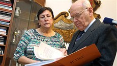 Primátorka Štěpánka Fraňková právě přebírá od Jaroslava Jandy petici za podobu... Primátorka Štěpánka Fraňková právě přebírá od Jaroslava Jandy petici za podobu...